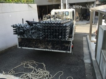 トラックに積まれた足場