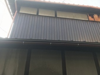 葺き替え後の下屋根と張替え後の外壁