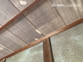 雨漏りのある天井