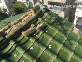 瓦が外れて土がむき出しの棟