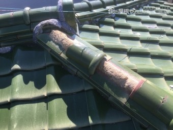 瓦が外れて土がむき出しの棟