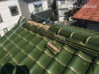 瓦が外れて土がむき出しの大棟