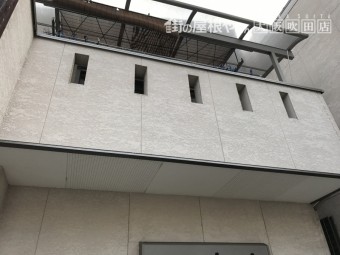 クリーム色外壁建物の二階バルコニー