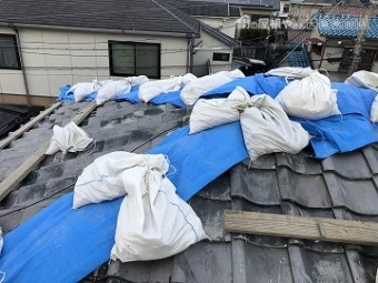 ブルーシートの横に土嚢袋を敷き詰め留めつける