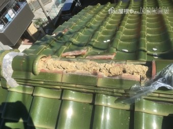 瓦が外れて土がむき出しの大棟