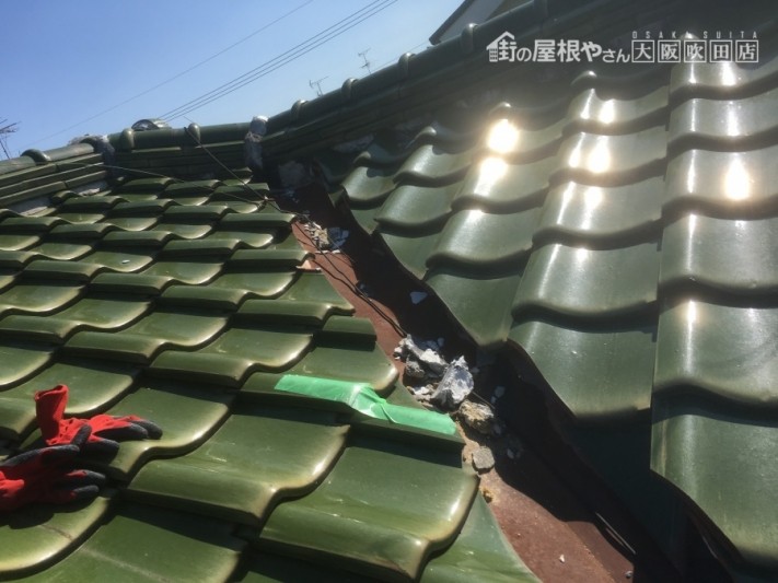 屋根の上の割れた瓦