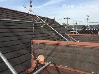 スレート屋根補修工事のために足場を組む