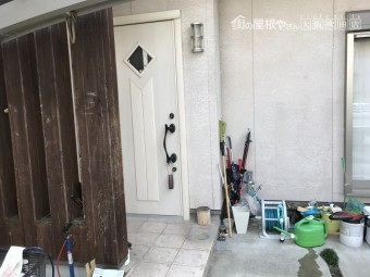 玄関前アクセントのウッド