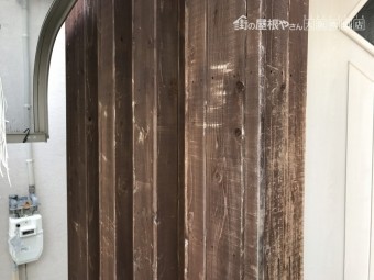 建物アクセントの色あせ劣化したウッド