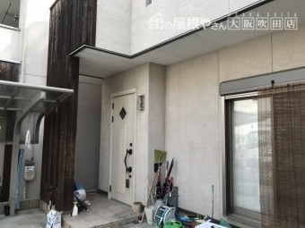 二階バルコニーから一階玄関前まで伸びるアクセントのウッド