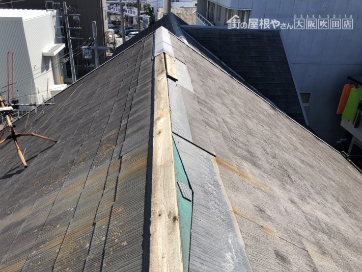 劣化したスレート屋根の大棟板金
