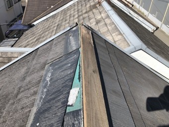劣化したスレート屋根の大棟板金