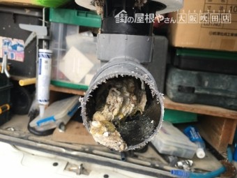 雨漏り発生原因の詰まりの生じたグレー配管の切断部
