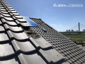 破損した瓦屋根にブルーシート応急処置
