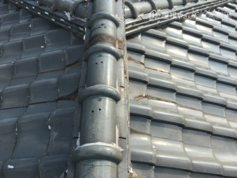 劣化した屋根と漆喰