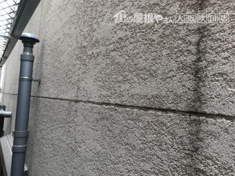 劣化による外壁の黒ずみ色あせなどの様子