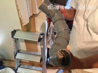 雨漏り発生原因の詰まりの生じたグレー配管の切断部