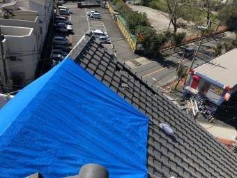 破損した瓦屋根にブルーシート応急処置
