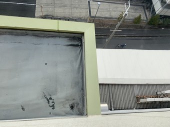 ベランダ床及び天井の穴あき