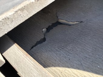 瓦がめくれ中の屋根材が破損