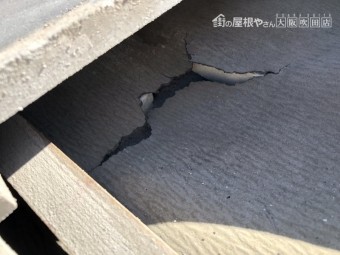 瓦がめくれ中の屋根材が破損