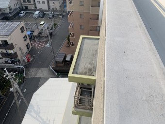 ベランダ床及び天井の穴あき