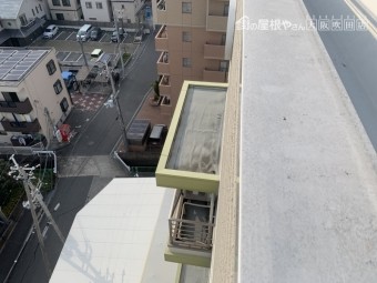 ベランダ床及び天井の穴あき