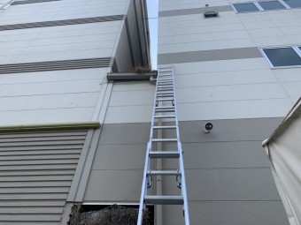 梯子をかけて工場現地調査