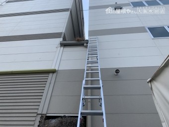 梯子をかけて工場現地調査