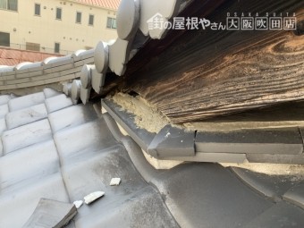 軒下の割れた瓦と劣化した漆喰