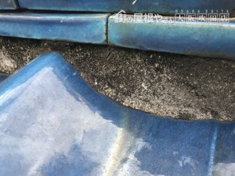 のし瓦下の漆喰がはがれて無くなっている様子