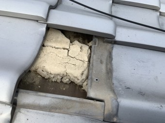 劣化し痩せた屋根土