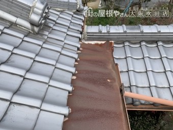 劣化し錆びた金属屋根