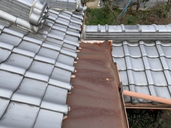 劣化し錆びた金属屋根