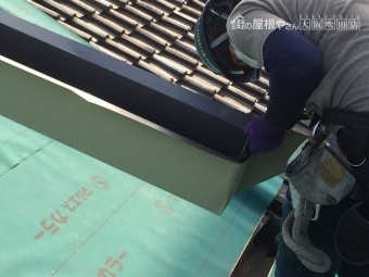 ガルバリウム鋼板を谷板金に加工している職人