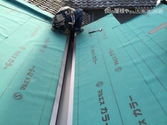 ガルバリウム鋼板製谷板金はめ込み