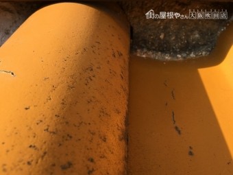 下屋の漆喰が剥がれています。