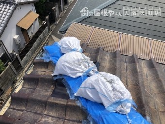 ブルーシートで養生した屋根の棟