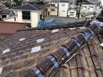 瓦の破損した屋根