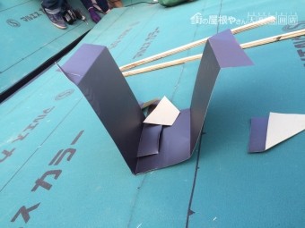 加工後のガルバリウム鋼板製谷板金の端材