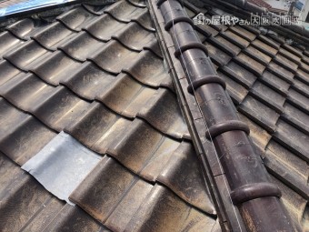 瓦の破損した屋根