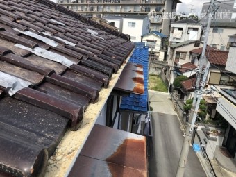 瓦の破損した屋根