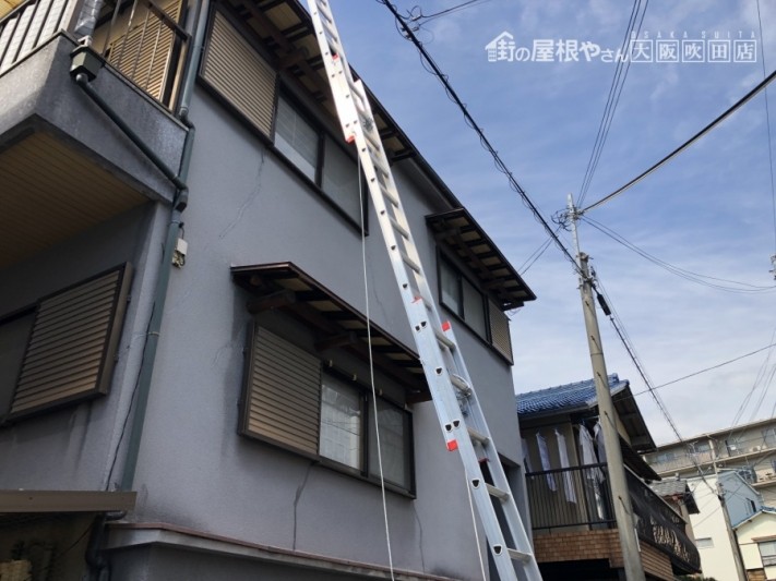 はしごの掛かった建物外観