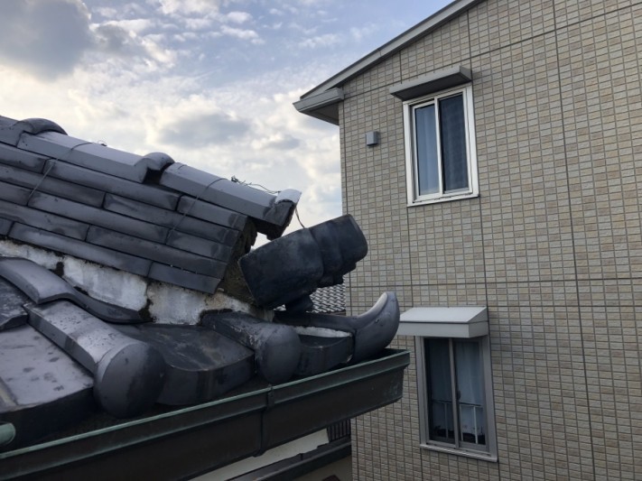 瓦が落下しそうになっている屋根