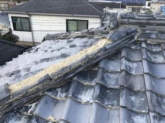 棟瓦が台風で飛散している状況