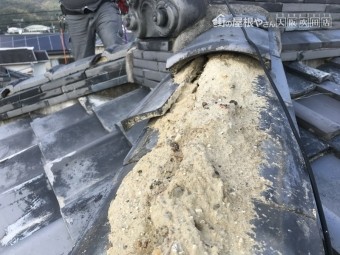 棟瓦が台風で飛散している状況