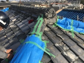 棟をブルーシートで養生し、雨漏りを防ぐ