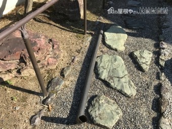 劣化し折れて落下した雨樋