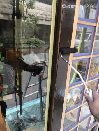 木部扉マスキングテープ養生後ローラーで塗装