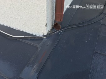 劣化で破損し欠けた雨樋